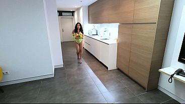 La cerdita Kesha Ortega muerde la manzana y chupa la polla de su master!