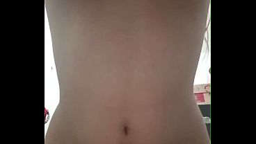 Cerezarosa69 baila y enseña su coño peludo y su ano a la cámara