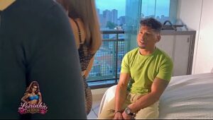 Cuckqueen le regala una amiga a su marido y se coge al de ella