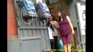 Peruana culona en lycra bien pegada moviendo la cola en cámara