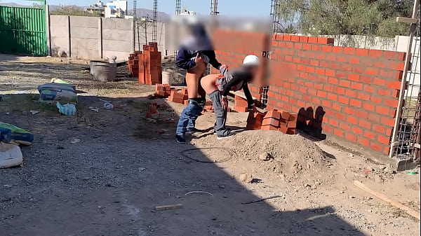Ingeniera venezolana termina cogiendo con un obrero en la obra