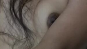 Peruana se excita al masturbarla y le encanta la pinga gruesa