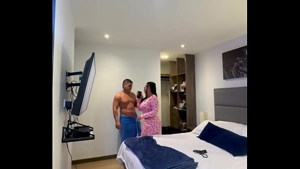 Hermanastros comparten cama por el frío y terminan follando rico