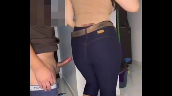 Madura colombiana con la casa sola deja entrar al amigo de su hijo