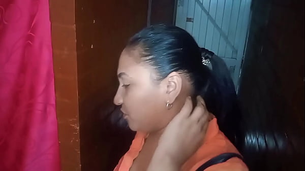 Mi cornudo esposo me recibe en casa luego de estar todo el dia follando con mi jefe en el trabajo. Soy una zorra latina, llegó a bañarme porque estoy llena de semen