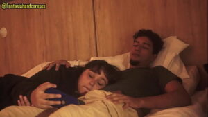 Viendo Netflix con mi hermanastra y termina con mi verga en su boca